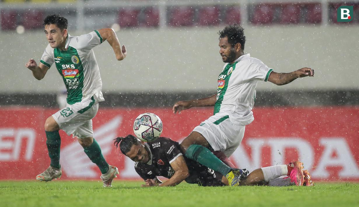 Pemain PSS Sleman, Fandry Imbri (kanan) berebut bola dengan pemain PSM Makassar, Ikhwan Azka Fauzi dalam laga pekan ke-12 BRI Liga 1 2021/2022 di Stadion Manahan, Solo, Kamis (18/11/2021). (Bola.com/Bagaskara Lazuardi)