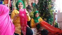 Batik Betawi Terogong menjadi salah satu pusat perhatian pengunjung Lebaran Betawi 2019 di Monas, Sabtu (20/7/2019). (Liputan6.com/Fachrur Rozie)