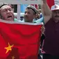 Warga muslim Uighur melakukan aksi protes menentang tekanan pemerintah China (AP)