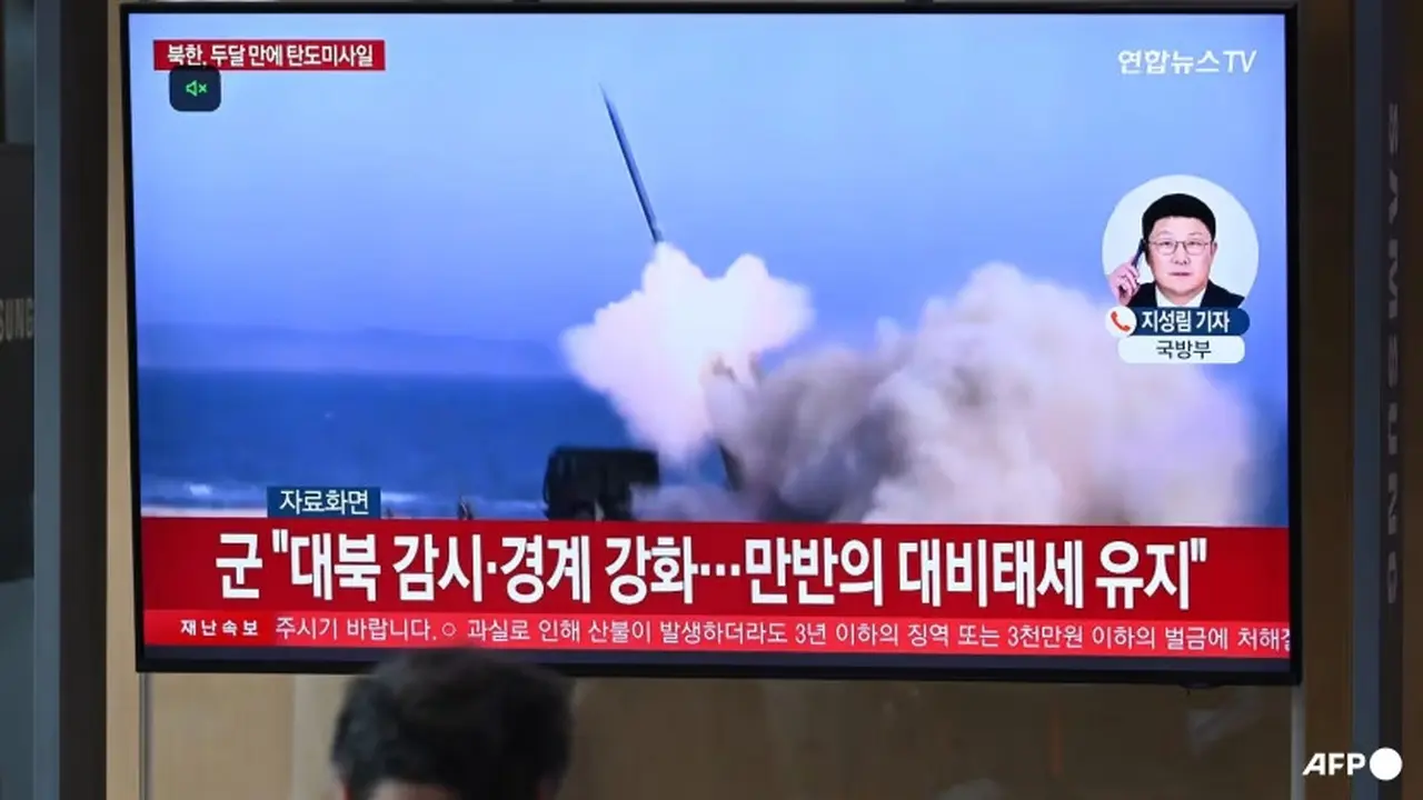 Siaran berita dengan rekaman uji coba rudal Korea Utara, di sebuah stasiun kereta api di Seoul, Korea Selatan pada 8 Mei 2025. (AFP/Jung Yeon-je)