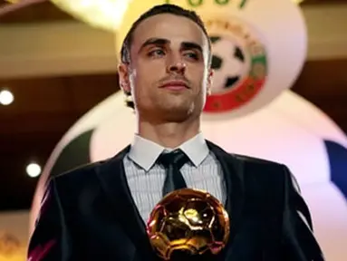 Bulgarian football player Dimitar Berbatov, who plays striker for Tottenham Hotspur, holds his award to the press after being named Bulgaria&#039;s Best Footballer of the Year in Sofia on March 24, 2008. AFP PHOTO / BORYANA KATSAROVA
