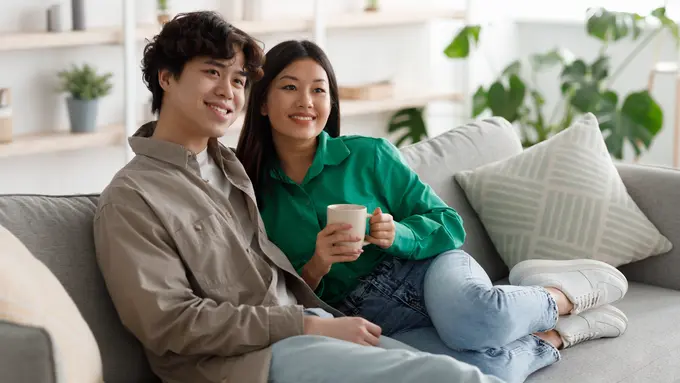 perempuan dan pasangan menikmati kebersamaan