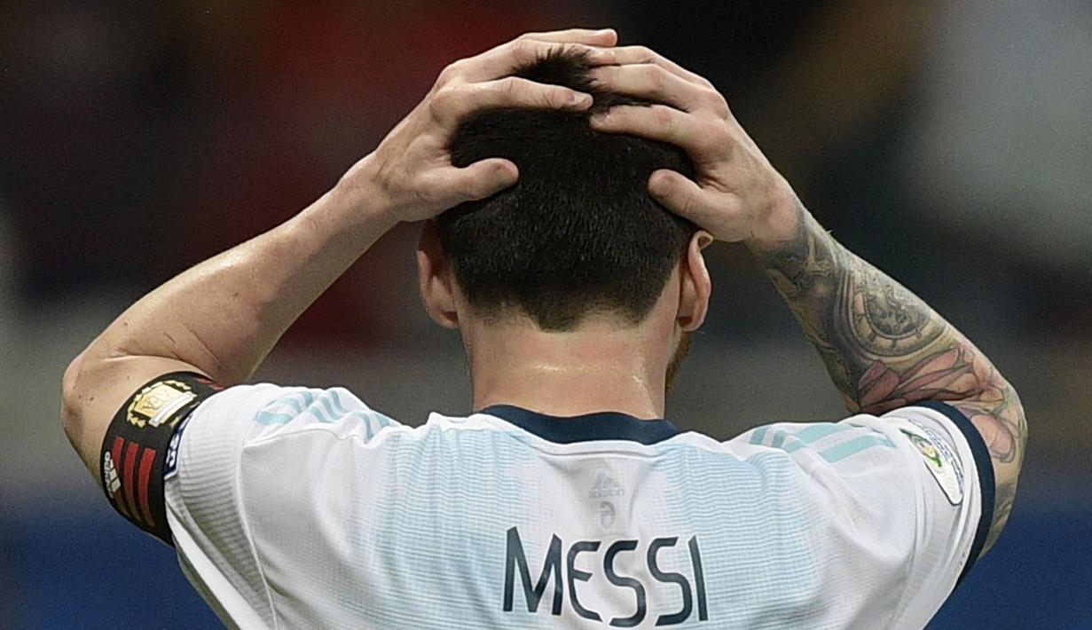Gelandang Argentina, Lionel Messi, tampak kecewa gagal membobol gawang Kolombia pada laga Copa America 2019 di Stadion Fonte Nova, Salvador, (Sabtu (15/6). Argentina kalah 0-2 dari Kolombia. (AFP/Juan Mabromata)