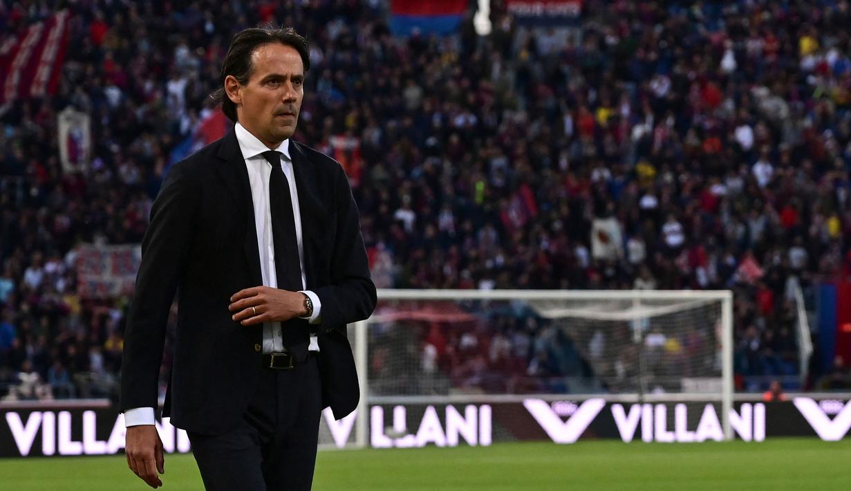 <p>Imbang di babak pertama, Simone Inzaghi utak-atik skuatnya di babak kedua. Ia membuat dua pergantian pemain untuk memanaskan serangan dengan memasukkan Edin Dzeko dan Alexis Sanchez. (AFP/Miguel Medina)</p>