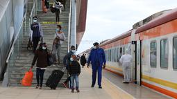 Para penumpang bersiap menaiki kereta di Stasiun Nairobi di Nairobi, Kenya (13/7/2020). Jalur Kereta Rel Standar (Standard Gauge Railway/SGR) Mombasa-Nairobi pada Senin (13/7) kembali membuka layanan penumpang di tengah peningkatan langkah-langkah pencegahan COVID-19. (Xinhua/Feng Dong)