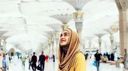 Tika Bravani menunjukkan kemantapan dirinya untuk berhijab. Dengan hijab yang kini menutupi kepalanya, Tika merasa seperti memiliki identitas baru. (instagram.com/tikabravani)