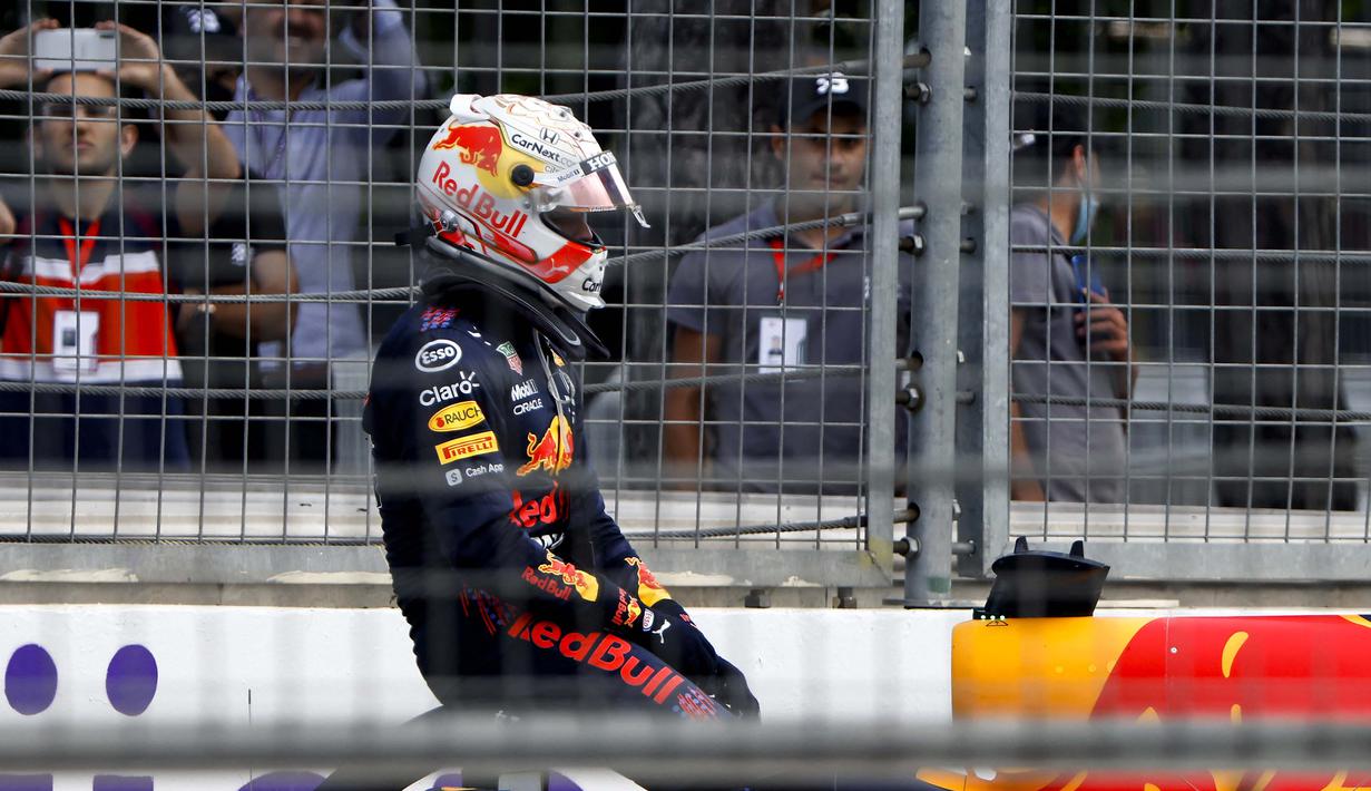 Namun, Verstappen bisa bernapas lega karena Hamilton juga gagal meraup banyak poin pada laga itu. Dia hanya finis di posisi ke-15. (Foto: AFP/Natalia Kolesnikova)