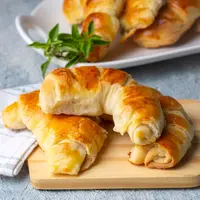 ilustrasi croissant/Esin Deniz/Shutterstock