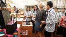 Managing Director IMF Christine Lagarde melihat berbagai keseniaan yang dipamerkan saat berkunjung ke Paviliun Indonesia di arena pertemuan IMF-Bank Dunia, Bali, Rabu (10/10). (Liputan6.com/Angga Yuniar)