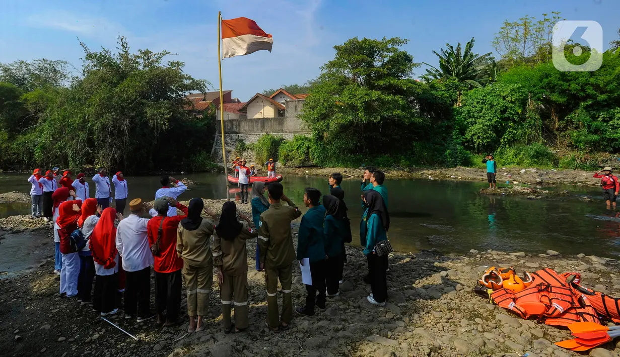 Upacara bendera di tengah Kali Ciliwung ini baru pertama kali lagi diselenggarakan setelah pandemi COVID-19. (merdeka.com/Arie Basuki)