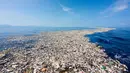 Kondisi pantai Roatan, Honduras yang dipenuhi sampah pada 7 September 2017. Fotografer bawah laut Caroline Power menemukan banyak sampah 15 mil di lepas pantai tersebut menuju Cayos Cochinos Marine Reserv. (AFP Photo/Caroline Power)