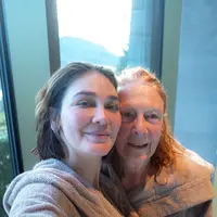 Menariknya, kali ini Luna Maya tampil kembar dengan sang ibunda. [@lunamaya].