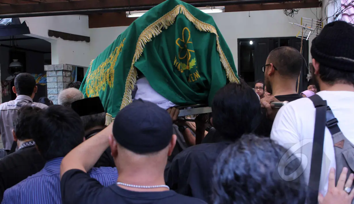 Anggota keluarga dan kerabat menggotong keranda jenazah Ferrasta Soebardi atau yang dikenal sebagai Pepeng untuk disemayamkan di rumah duka di kawasan Cinere, Depok, Rabu (6/5/2015). Pepeng meninggal dunia di usia 60 tahun. (Liputan6.com/Helmi Afandi)