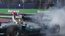 Lewis Hamilton mengibarkan bendera Inggris saat memastikan diri sebagai juara dunia F1 2017 di Hermanos Rodriguez racetrack, Mexico City, (29/10/20170). Hamilton finis kedelapan pada balapan tersebut.(AP/Rebecca Blackwell)
