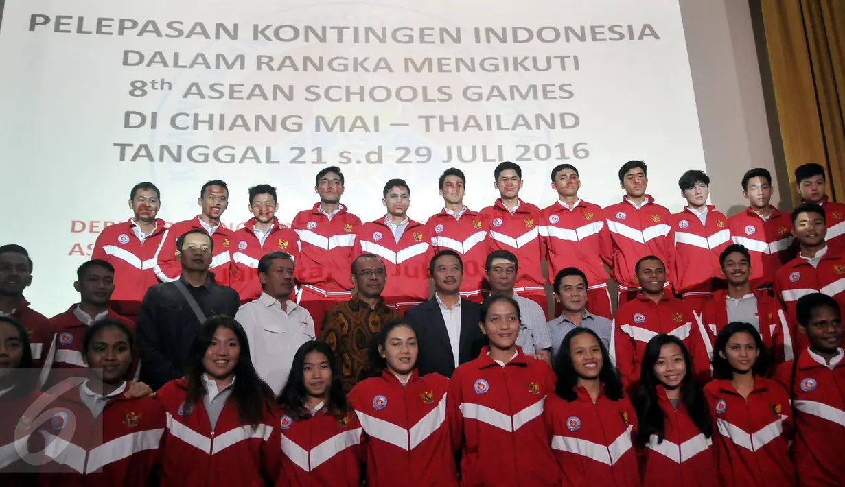 Menpora Imam Nahrawi (tengah) foto bersama dalam acara pelepasan kontingen pelajar Indonesia ke Asean School Games di Jakarta, (20/7). Para kontingen akan bertanding pada the 8th Asean School Games 2016 di Chiangmai, Thailand. (Liputan6.com/Johan Tallo)