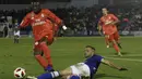 Penyerang Real Madrid, Vinicius Junior, berusaha melewati pemain UD Melilla pada laga Copa del Rey di Stadion Alvarez Claro, Melilla, Rabu (31/10/2018). Real Madrid menang 4-0 atas UD Melilla. (AP/Javier Gandul)