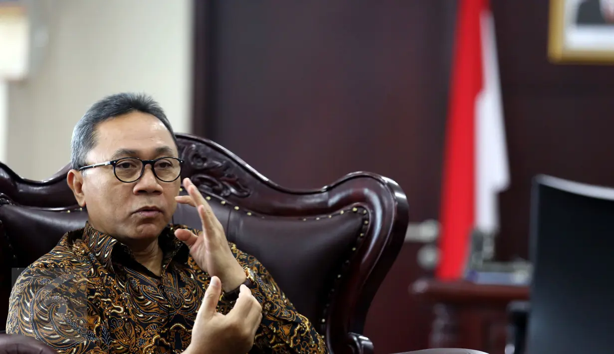 Ketua MPR Zulkifli Hasan memberi penjelasan tentang isu terkini salah satunya Ketua MPR menanggapi seruan aksi 313 saat menerima kunjungan dari Badan Eskekutif Mahasiswa (BEM) di Gedung Nusantara III, Jakarta, Kamis (30/3). (Liputan6.com/Johan Tallo)