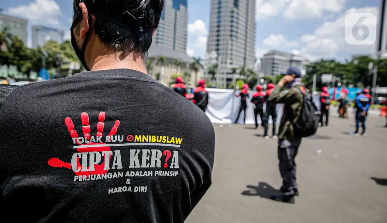 Buruh dari KSPI saat berdemonstrasi di kawasan Patung Kuda, Jakarta, Senin (12/4/2021). Buruh menutut pembayaran THR 2021 secara penuh, meminta MK membatalkan Omnibus Law, pemberlakuan UMSK, dan mendesak Kejaksaan Agung mengusut dugaan korupsi BPJS Ketenagakerjaan. (Liputan6.com/Faizal Fanani)