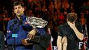 Ekspresi Novak Djokovic kontras dengan kesedihan Andy Murray yang kalah dalam final tunggal putra tenis Australia Terbuka 2016 di Melbourne Park, Australia, Minggu (31/1/2016). (Reuters/Tyrone Siu) 