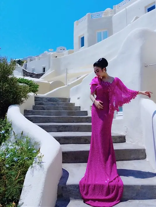 Syahrini tampil anggun dengan gaun yang dipakainya. Tampilan ini untuk syuting video klip 'Tak Punya Hati'. (Photo: Instagram)