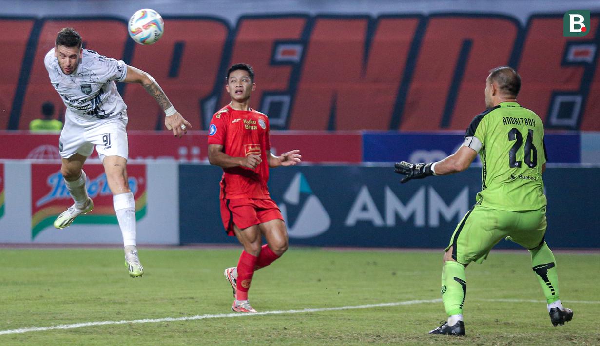 <p>Pemain Borneo FC, Felipe Cadenazzi (kiri), berusaha menjebol gawang Persija Jakarta dalam pertandingan pekan ketujuh BRI Liga 1 2023/2024 yang berlangsung di Stadion Patriot Candrabhaga, Bekasi, Rabu (9/8/2023). (Bola.com/Bagaskara Lazuardi)</p>