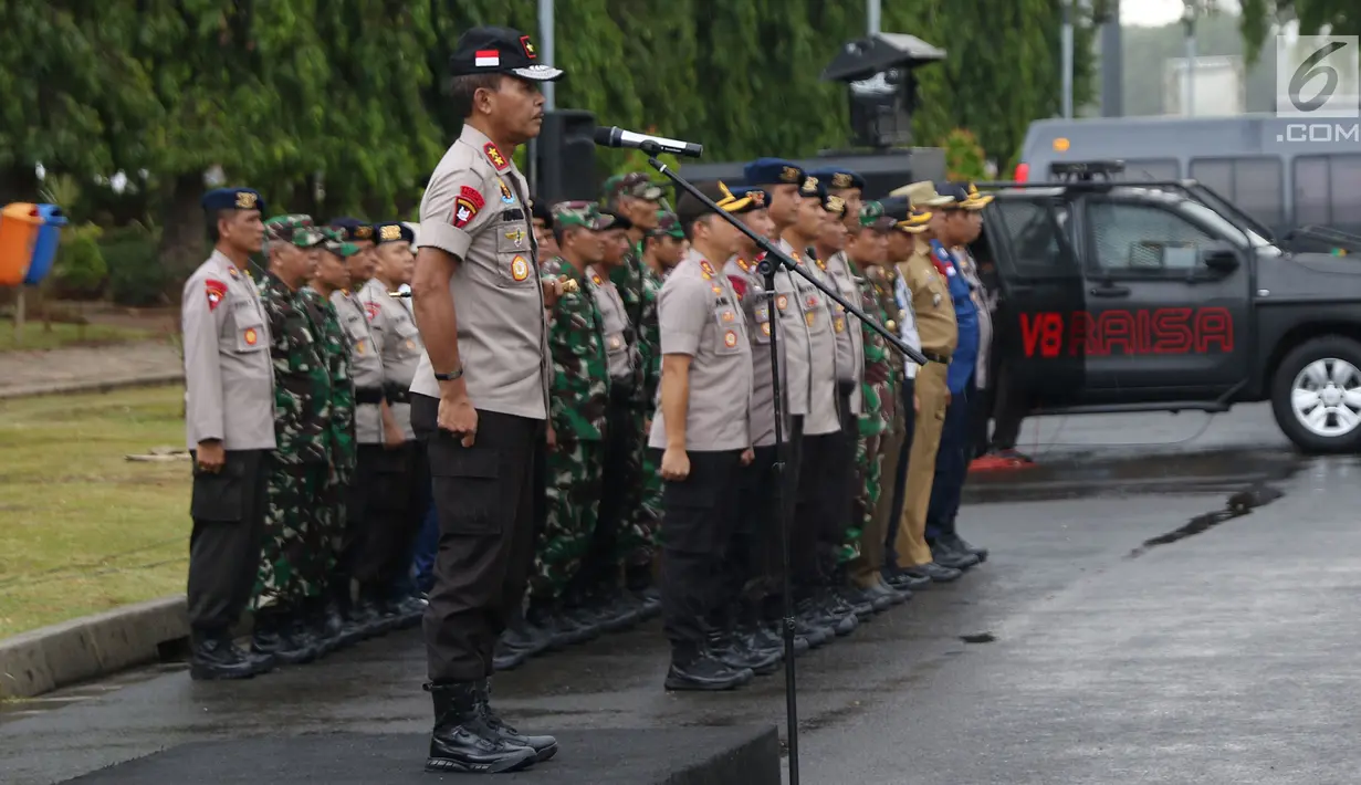 Kapolda Metro Jaya, Irjen Pol Idham Azis saat memimpin apel kesiapan pengamanan malam pergantian tahun di kawasan Silang Monas, Jakarta, Senin (31/12). Apel diikuti semua unsur pengamanan. (Liputan6.com/Helmi Fithriansyah)