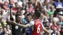 Bek Arsenal, Koscielny, mendapat kartu merah saat bertanding melawan Everton pada laga Premier League, di Stadion Emirates, Minggu (21/5/2017).  Arsenal menang 3-1. (AP/Tim Ireland)