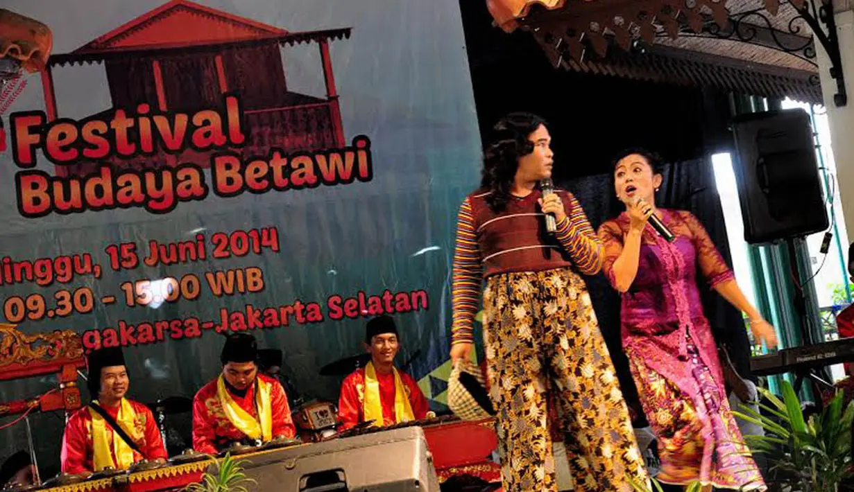 Dalam kesenian lenong, terdapat beberapa adegan yang menggambarkan kehidupan Betawi dengan penyampaian Bahasa Betawi (Liputan6.com/Faizal Fanani) 