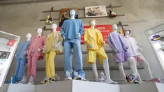 Setelan pakaian yang dikenakan boyband BTS pada video klip "Dynamite" mereka ditampilkan saat pratinjau pers Julien's Auctions MusiCares Charity Relief Auction, di Beverly Hills, California, Selasa (26/1/2021). Acara lelang amal akan berlangsung pada 29 Januari 2021 mendatang. (VALERIE MACON/AFP)