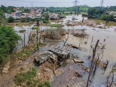 Rumah warga yang hancur akibat luapan Kali Pesanggrahan yang alirannya menyempit karena longsoran sampah di Tempat Pembuangan Akhir (TPA) Cipayung, Depok, Jawa Barat, Kamis (14/5/2026). (merdeka.com/Arie Basuki)