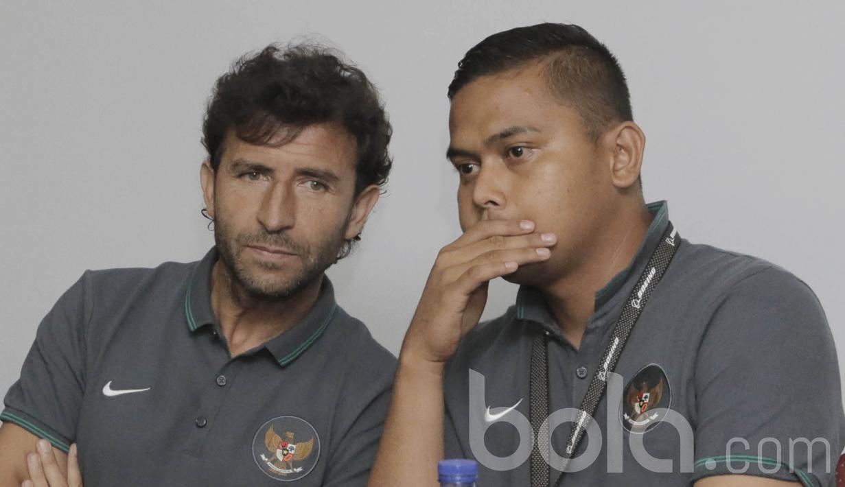 Pelatih Timnas Indonesia, Luis Milla, didampingi penerjemah bahasa saat jumpa pers. Juru taktik asal Spanyol ini menargetkan kemenangan untuk tim asuhannya saat uji coba perdana melawan Myanmar. (Bola.com/M Iqbal Ichsan)