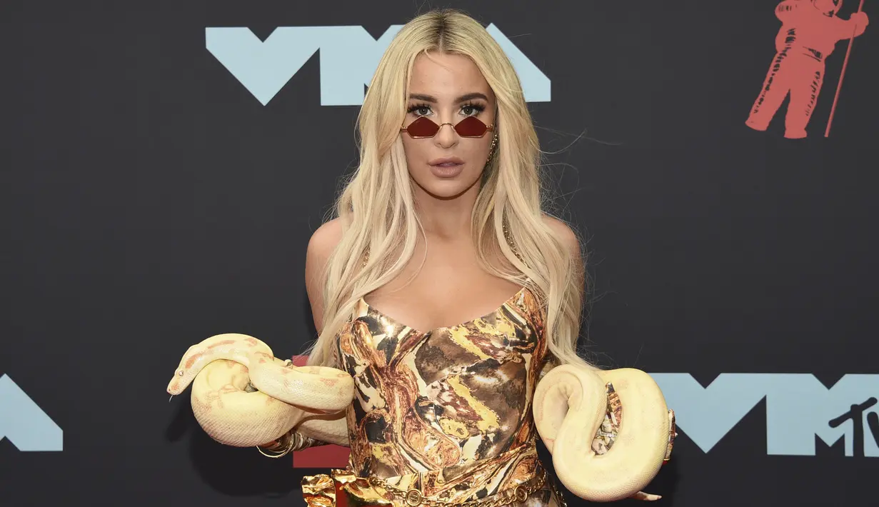 Tana Mongeau berpose saat menghadiri MTV VMA's 2019 di New Jersey, AS (26/8/2019). Bintang YouTuber Tana Mongeau menjadi pusat perhatian karena sensasinya membawa seekor ular di acara tersebut. (Dia Dipasupil/Getty Images for MTV/AFP)