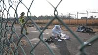 Otoritas setempat masih terus mengumpulkan bukti di lokasi kejadian. (JUNG YEON-JE/AFP)