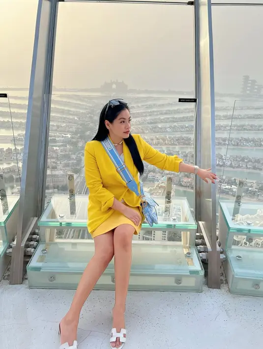 Setelan jas dan rok dengan warna senada dipadukan dengan sandal dan sling bag untuk total look kasual (Foto: Instagram @titi_kamall)