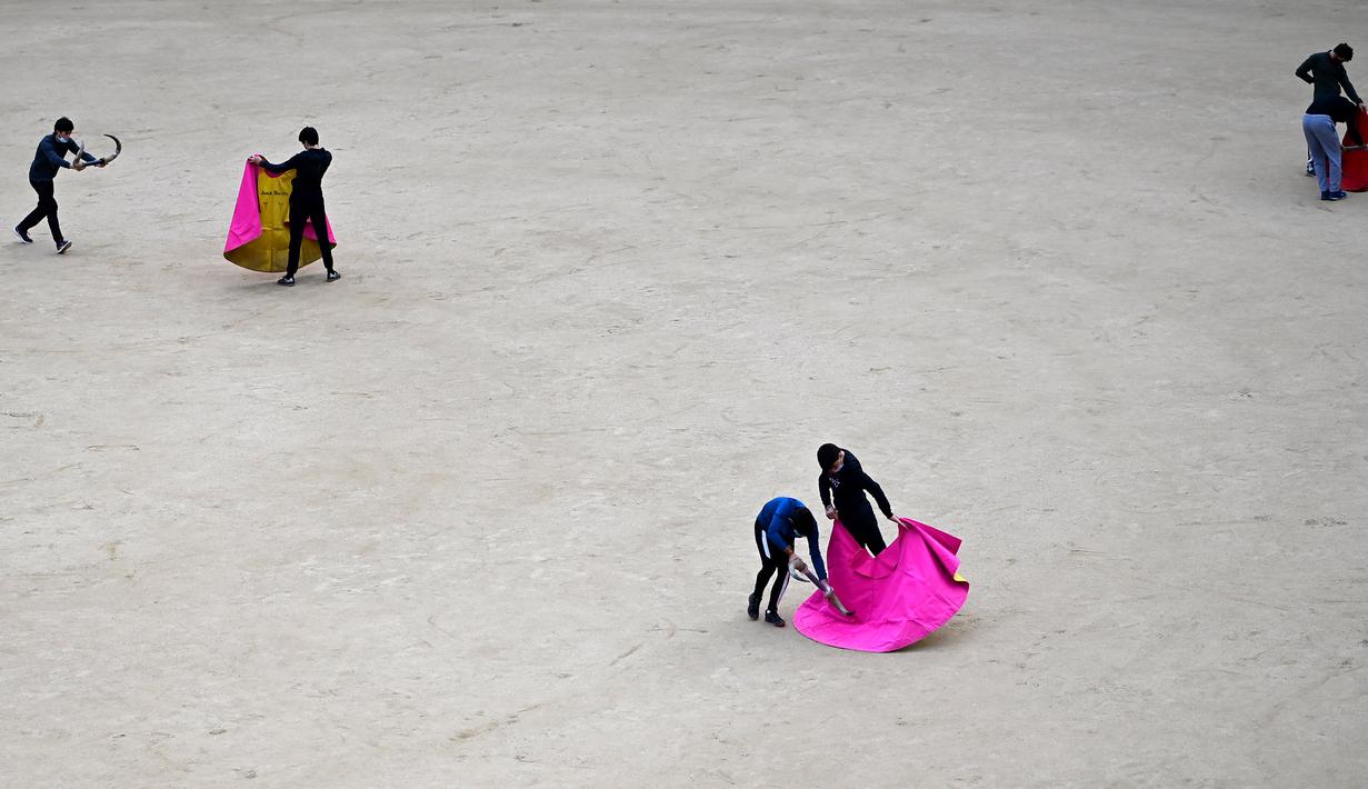 Hanya seorang torero yang sangat ahli yang dapat naik tingkat sebagai seorang matador dalam sebuah pertarungan melawan banteng. (Foto: AFP/Gabriel Bouys)