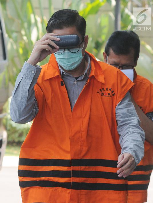 Anggota DPRD Kota Malang fraksi PAN Harun Prasojo memakai masker saat akan menjalani pemeriksaan di KPK, Jakarta, Senin (10/9). Harun diperiksa sebagai tersangka terkait kasus dugaan suap pembahasan APBD-P Pemkot Malang TA 2015. (Merdeka.com/Dwi Narwoko)