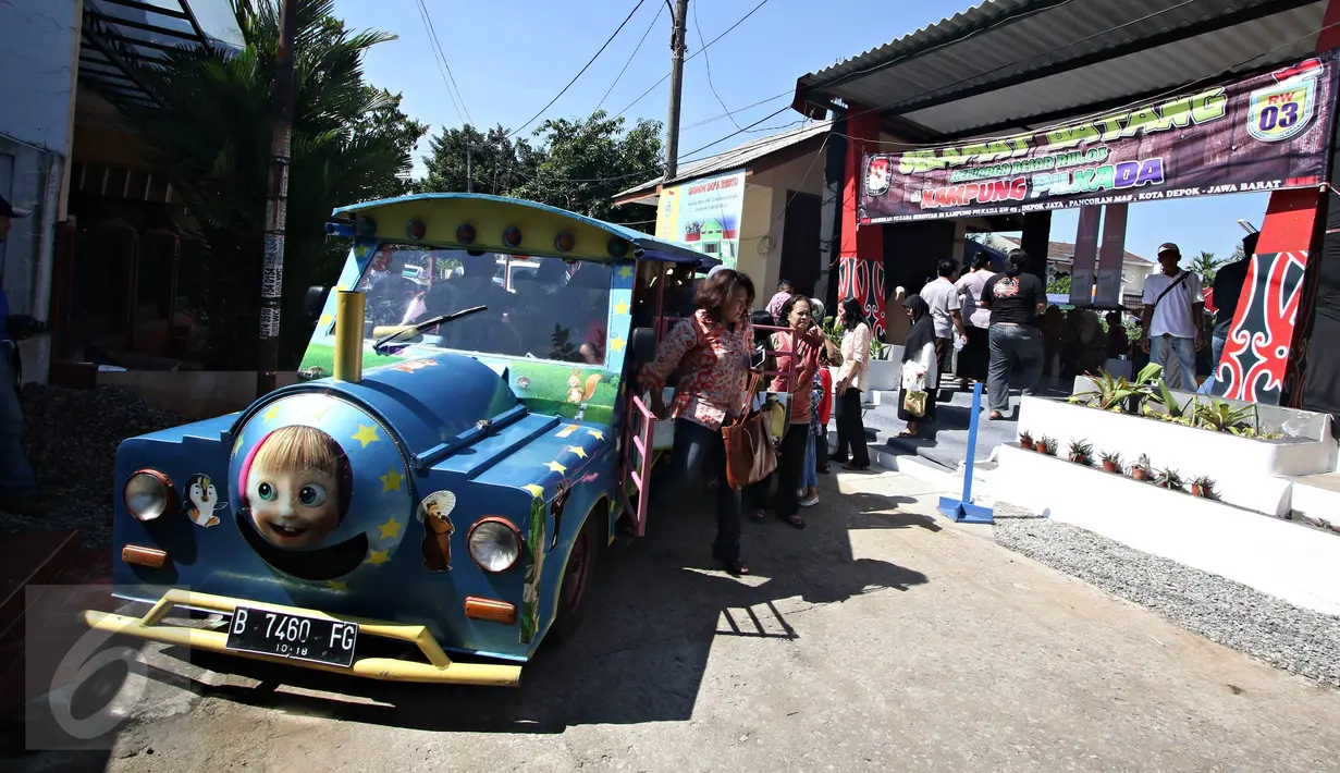 Warga menaiki odong-odong untuk menggunakan hak pilihnya di TPS Kampung Pilkada RW 03, Depok, Jawa Barat, Rabu (9/12). Di Kampung Pilkada RW3 disajikan hiburan dan bazar, agar warga berbondong-bondong datang ke TPS (Liputan6.com/Immanuel Antonius)