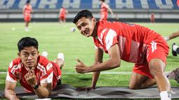 Pemain Persija Jakarta, Rio Fahmi (kiri) dan Dony Tri Pamungkas (kanan) tampak santai di latihan terakhir jelang laga melawan Madura United yang digelar di Stadion Gelora Madura Ratu Pamelingan, Pamekasan, Jumat (23/10/2025).