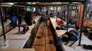 Pedagang tertidur di atas meja kios daging yang kosong di Pasar Palmerah, Jakarta, Senin (10/8/2015). Pedagang daging sapi melakukan aksi mogok jualan karena harga daging terus merangkak naik hingga mencapai Rp 130 ribu/kg. (Liputan6.com/Johan Tallo)