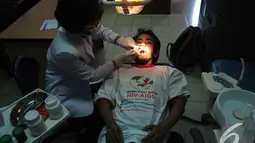 Dokter memeriksa kesehatan gigi warga binaan Lapas Narkotika Kelas IIA Jakarta saat memperingati Hari AIDS/HIV sedunia, Jakarta, Senin (1/12/2014). (Liputan6.com/Johan Tallo)