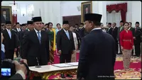 Teddy Indra Wijaya, atau Mayor Teddy, resmi dilantik sebagai Sekretaris Kabinet oleh Presiden Prabowo. Lahir di Manado, ia memiliki latar belakang militer dan pengalaman sebagai ajudan presiden. (Tangkapan Layar Sekretariat Kepresidenan)