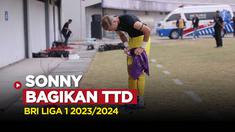 Berita video, momen menarik usai pertandingan pekan ke-14 BRI Liga 1 2023/2024 kiper Dewa United, Sonny Stevens memberikan tanda tangan kepada penonton di Indomilk Arena, Tangerang Sabtu (30/9/2023).