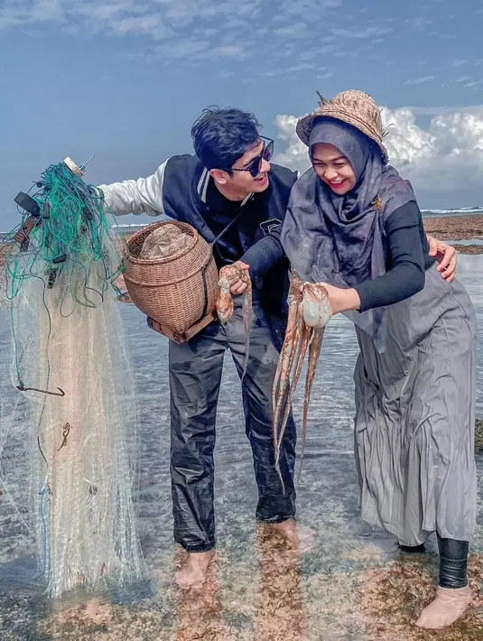 Teuku Ryan juga turut mengunggah momen mesra dan bahagia dengan Ricis saat jalani babymoon. Bahkan, pemotretan keduanya di pantai dengan membawa jaring serta gurita ini tak lepas dari perhatian netizen. (Liputan6.com/IG/@teukuryantr)