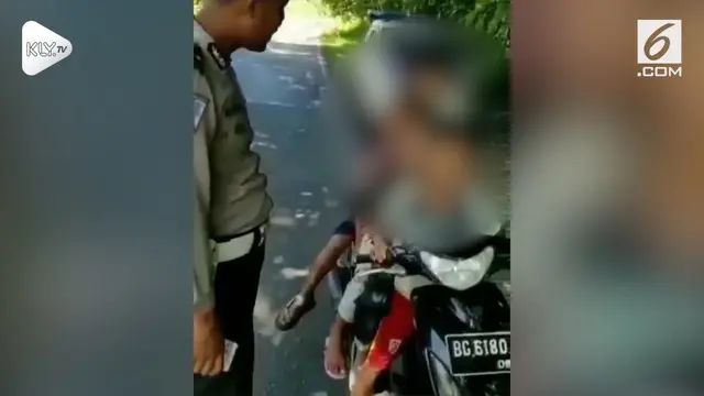 Empat bocah berboncengan saat dirazia polisi dengan tanpa menggunakan helm. Saat diminta untuk memanggil orangtua, mereka malah berusaha kabur.