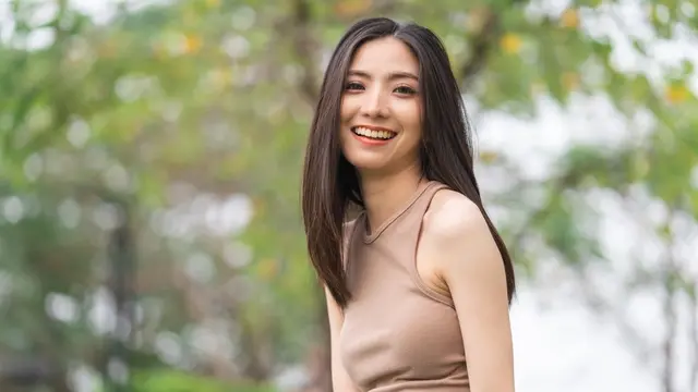 tersenyum tertawa santai