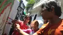 Sejumlah anak melukis mural pada dinding areal gang sempit saat kegiatan kick off Kampung Mural di Pulo Gelis, Bogor, Minggu (18/3). Kegiatan membuat mural dengan berbagai tema ini diikuti sejumlah komunitas dan warga setempat. (Merdeka.com/Arie Basuki)