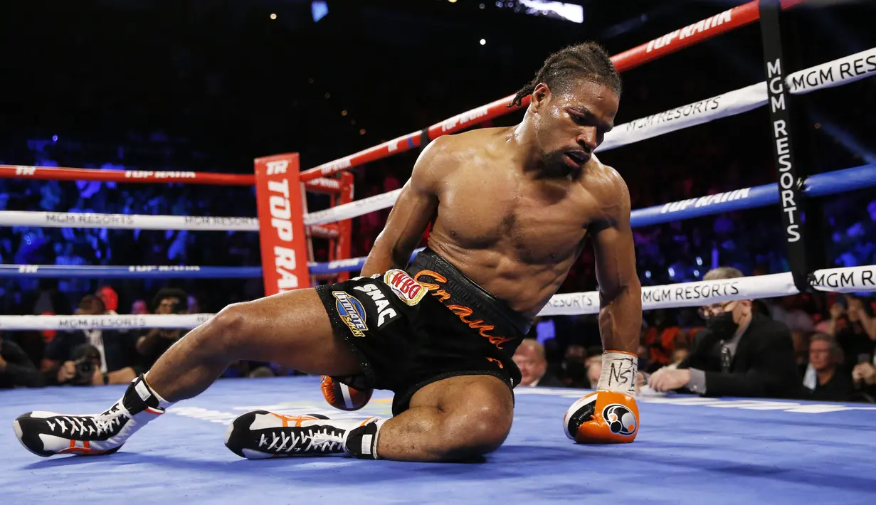 Shawn Porter berbaring di atas matras setelah dia dijatuhkan oleh Terence Crawford pada pertandingan tinju perebutan gelar juara dunia kelas welter WBO di Las Vegas, Amerika Serikat, 20 November 2021. Terence Crawford menang TKO pada ronde 10. (AP Photo/Chase Stevens)