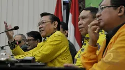 Ketua Umum Golkar Munas Ancol, Agung Laksono menjawab pertanyaan wartawan saat berkunjung ke markas PKB di Jl. Raden Saleh, Jakarta. Rabu (18/3/2015). (Liputan6.com/Johan Tallo)