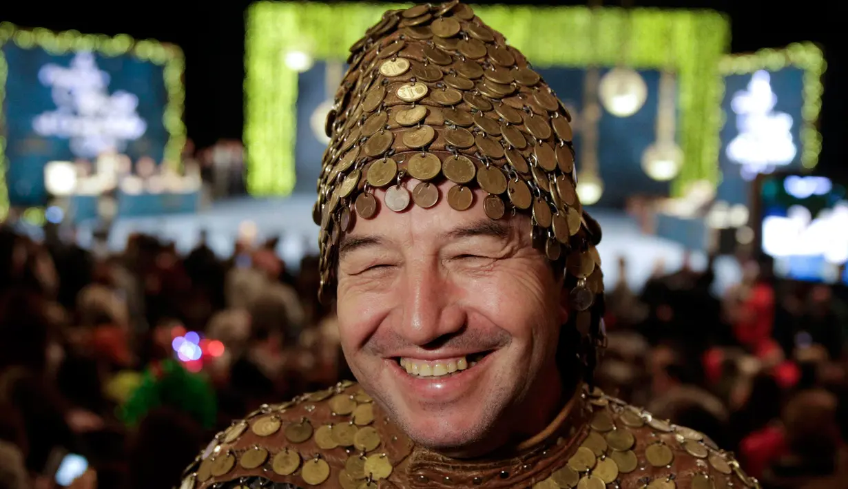 Peserta mengenakan kostum unik selama mengikuti Lotre Natal El Gordo di Spanyol, Selasa (22/12). Lotre ini dilaksanakan pada tanggal 22 Desember setiap tahun dan Peserta diharapkan membeli tiket dengan 5 digit nomor.(REUTERS/Andrea Comas)