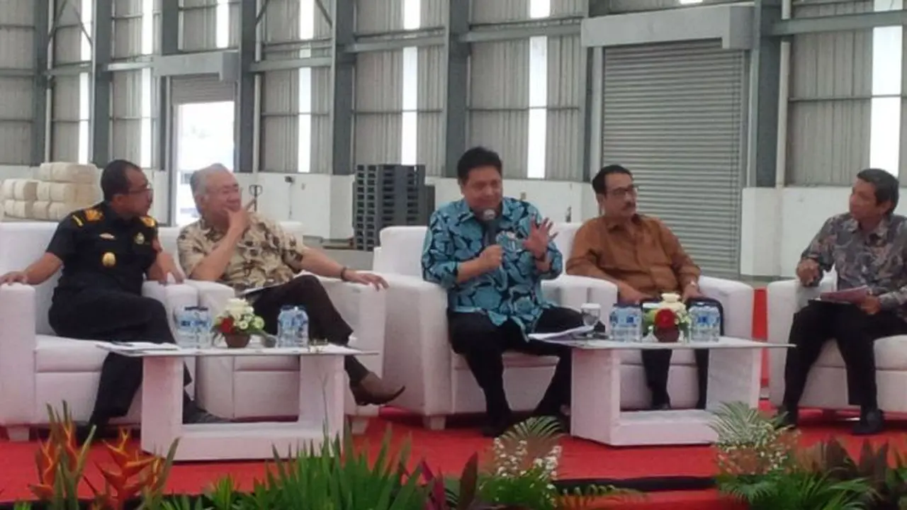 Menteri Perdagangan Enggartiasto Lukita bersama Menteri Perindustrian Airlangga Hartarto melakukan kunjungan ke Pusat Logistik Berikat Cikarang Dry Port.